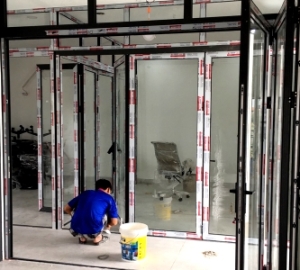 Lắp đặt cửa đi nhôm kính