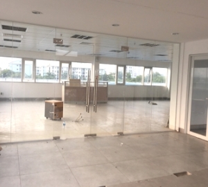 Lắp đặt cửa kính cường lực