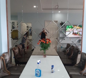 Nhôm kính ốp tường trang trí