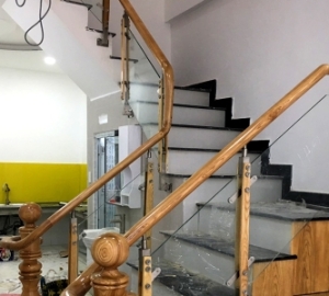 Thi công cầu thang kính