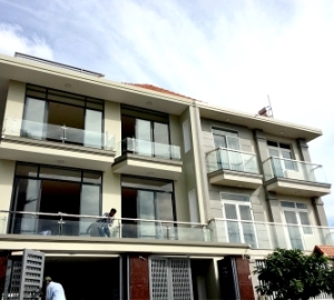Thi công lắp đặt lan can kính
