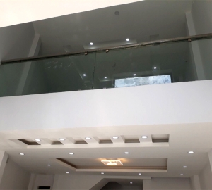Tư vấn thi công lan can kính