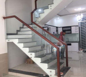 Thi công lắp cầu thang kính