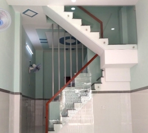 Thi công lắp đặt cầu thang kính