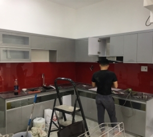 Thi công tủ bếp nhôm kính