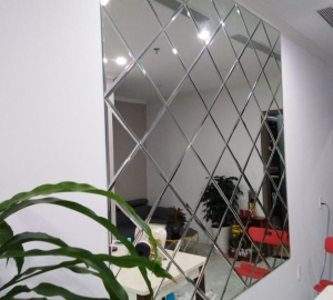 Thi công tường ốp kính
