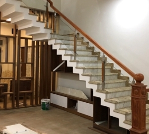 Thiết kế thi công cầu thang kính